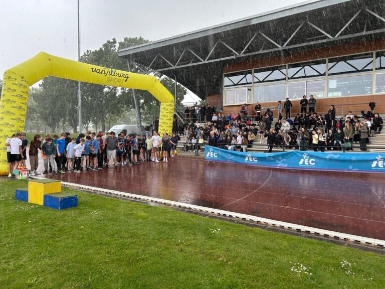 Meer dan 200 leerlingen trotseren regen tijdens FunRun van het Hooghuis
